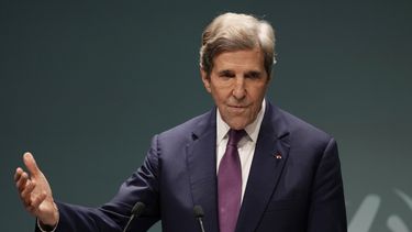 ARCHIVO - John Kerry, enviado especial de Estados Unidos para el clima, habla en conferencia de prensa en el marco de la cumbre climática de Naciones Unidas COP28, el 6 de diciembre de 2023, in Dubái, Emiratos Árabes Unidos. (AP Foto/Kamran Jebreili, archivo)