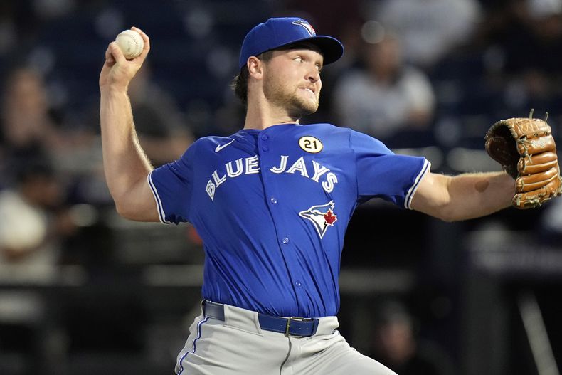Trey Yesavage, lanzador de los Azulejos de Toronto, trabaja en la primera entrada del juego de béisbol de Grandes Ligas frente a los Rays de Tampa Bay, el lunes 15 de septiembre de 2025, en Tampa, Florida. (AP Foto/Chris OMeara)