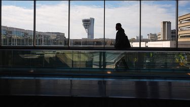 Un viajero se mueve por un pasillo desde donde se ve la torre de control en el aeropuerto internacional de Filadelfia, el miércoles 5 de noviembre de 2025. (AP Foto/Matt Rourke)