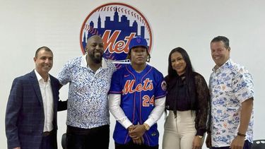 En esta foto suministrada por los Mets de Nueva York, desde la izquierda: Tommy Tanous, vicepresidente de scouting internacional; Vladimir Guerrero, Vladi Miguel Guerrero, Heidy Ogando y Moisés de la Mota posan en la academia del equipo en Boca Chica, República Dominicana, el lunes 15 de enero de 2024. Vladi Miguel Guerrero firmó un contrato de ligas menores con los Mets. (Anthony Sambois/New York Mets vía AP)