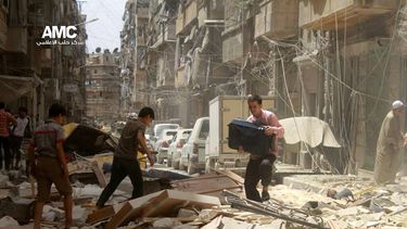 americateve | Foto sin fecha provista por Aleppo Media Center (AMC) donde se ven a unas personas caminando entre escombros luego de un bombardeo por parte de fuerzas del gobierno en Alepo, Siria. (Foto AP/Aleppo Media Center, AMC)