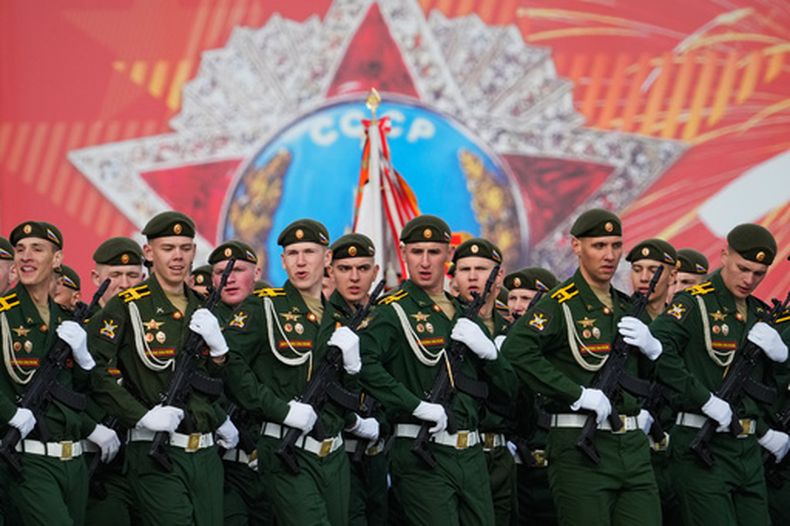 Soldados marchan durante un ensayo del desfile militar del Día de la Victoria en la plaza Dvortsovaya de San Petersburgo, Rusia, el 5 de mayo de 2026. (AP Foto/Dmitri Lovetsky)