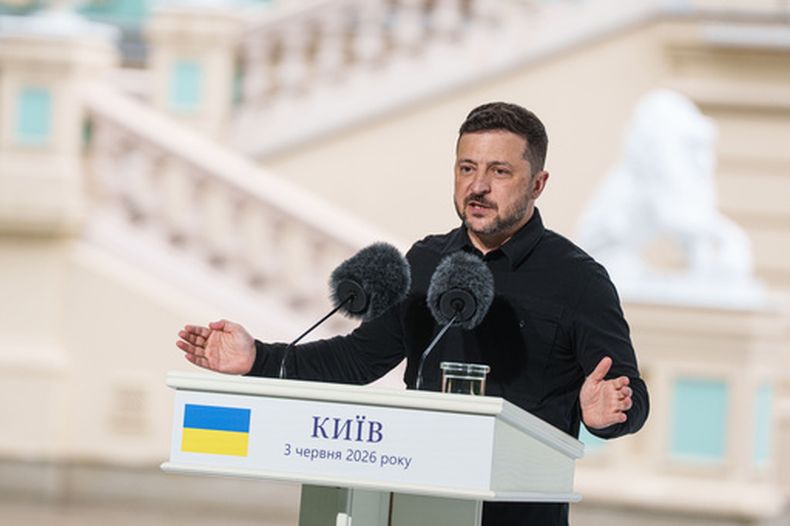 El presidente de Ucrania, Volodymyr Zelenskyy, habla con periodistas durante una conferencia de prensa conjunta con el secretario general de la OTAN, Mark Rutte, en Kiev, el miércoles 3 de junio de 2026. (AP Foto/Evgeniy Maloletka)