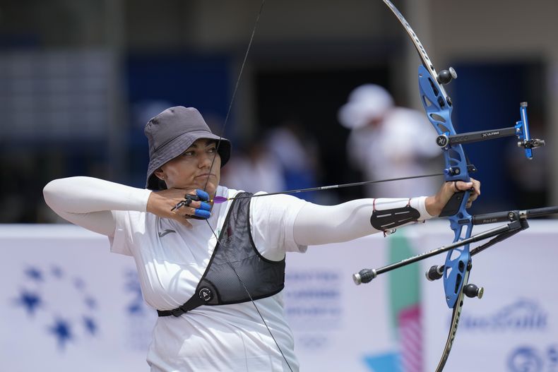 La mexicana Alejandra Valencia disputa la final individual de arco recurvo ante la colombiana María Rendón en los Juegos Centroamericanos y del Caribe en San Salvador el jueves 6 de julio de 2023 (AP Foto/Arnulfo Franco)