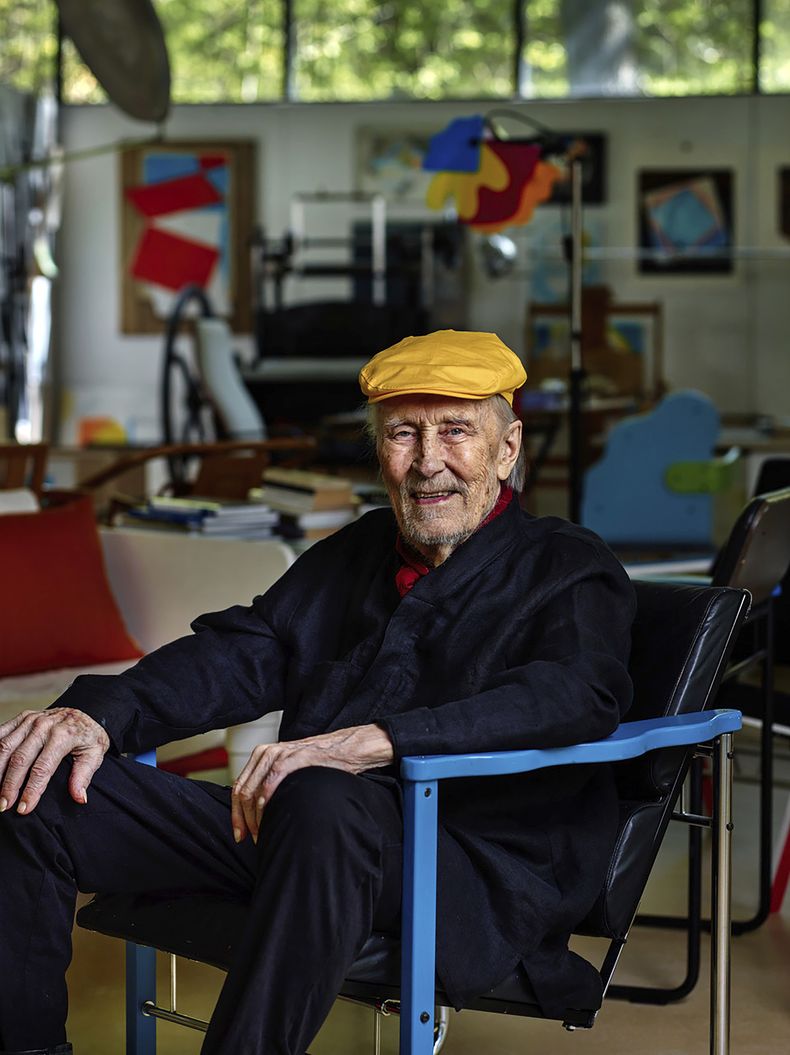 Esta imagen sin fecha facilitada por Studio Kukkapuro muestra a Yrjö Kukkapuro, famoso diseñador finlandés de muebles cuyas sillas de estilo posmoderno adornaron salas de espera y museos por igual, sentado en su famosa silla Experimental en su estudio a las afueras de Helsinki. (Studio Kukkapuro via AP)