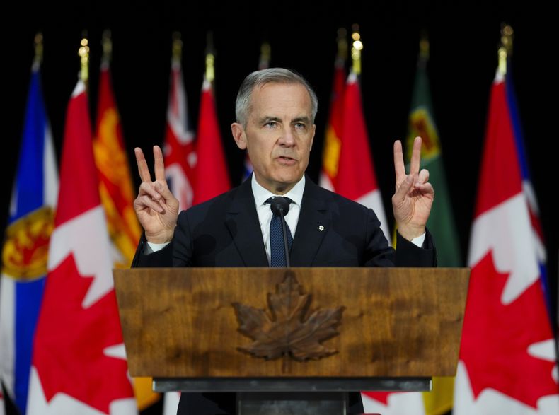 El primer ministro de Canadá, Mark Carney, celebra una conferencia de prensa tras una reunión de primero ministros en el Museo Nacional de Guerra, el viernes 21 de marzo de 2025. (Sean Kilpatrick/The Canadian Press via AP)
