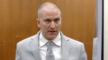 Imagen tomada de un video del expolicía de Minneapolis Derek Chauvin en la corte del condado Hennepin, el 25 de junio de 2021 en Minneapolis. (Court TV vía AP, Pool, Archivo)