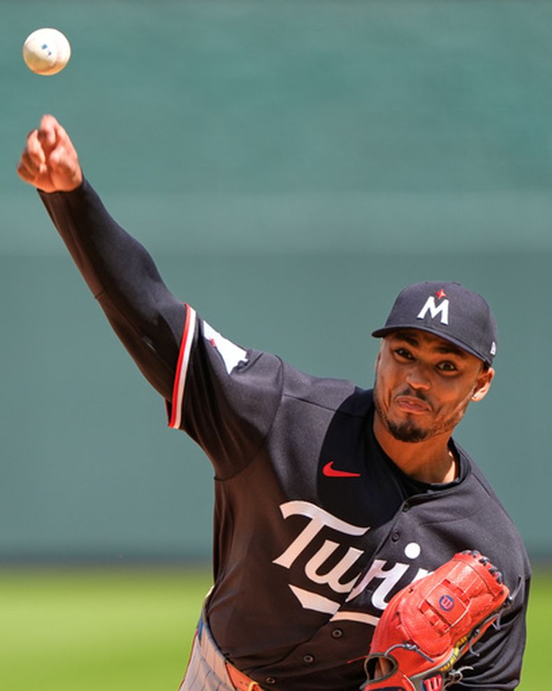 Taj Bradley, lanzador abridor de los Mellizos de Minnesota, realiza un lanzamiento durante la primera entrada de un juego de béisbol contra los Reales de Kansas City, el jueves 2 de abril de 2026, en Kansas City, Misuri. (Foto AP/Charlie Riedel)