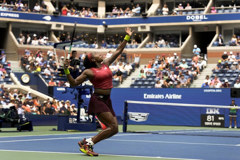 La estadounidense Coco Gauff saca ante la rusa Mirra Andreeva en la segunda ronda del US Open, el miércoles 30 de agosto de 2023, en Nueva York. (AP Foto/John Minchillo)