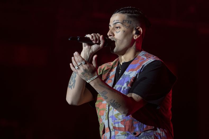 El rapero argentino Duki durante su concierto en el Coca-Cola Flow Fest de la Ciudad de México el domingo 26 de noviembre de 2023. (Foto AP/Alejandro Godínez)