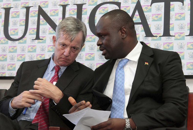 Edward Omane Boamah (der), ministro de defensa de Ghana, con el funcionario de la ONU Anthony Banbury en Accra, Ghana, el 30 de septiembre del 2014. (AP foto/Christian Thompson)