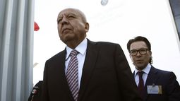 ARCHIVO - El jefe del Instituto Nacional de Migración, Francisco Garduño, al frente, a su llegada a la corte en Ciudad Juárez, México, el 21 de abril de 2023. (AP Foto/Christian Chávez, Archivo)