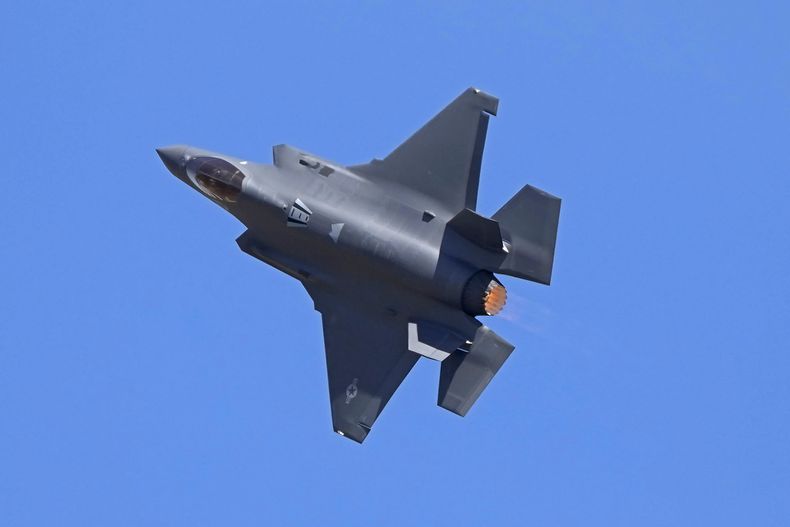 Un avión F-35 de la fuerza aérea estadounidense en una feria aeronáutica en Bengaluru, India, el 12 de febrero del 2025. (AP foto/Aijaz Rahi)