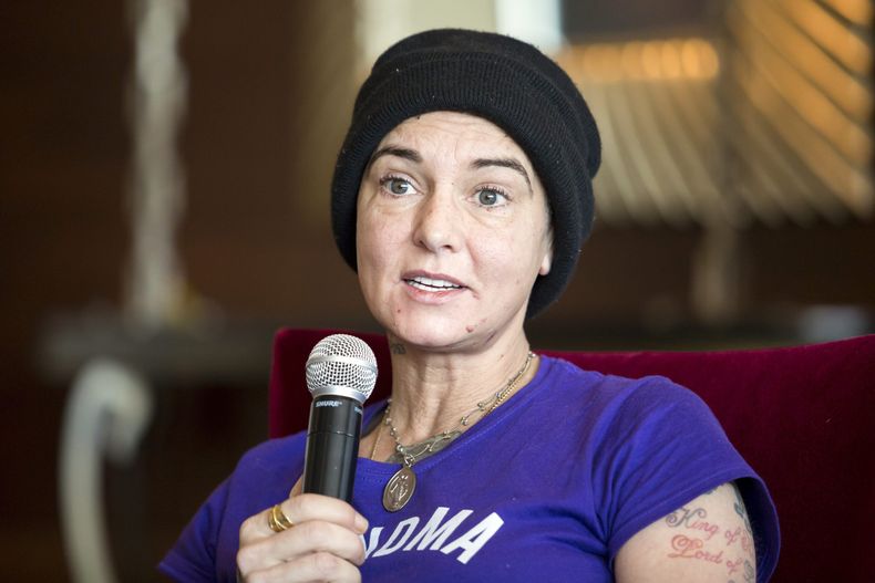 ARCHIVO - La cantautora irlandesa Sinead OConnor asiste a un evento de prensa durante el Festival de Primavera de Budapest en un hotel en Budapest, Hungría, el 22 de abril de 2015. OConnor murió por causas naturales el 26 de julio de 2023, dijo el martes 9 de enero de 2024 un forense de Southwark. OConnor tenía 56 años al morir. (Balazs Mohai/MTI via AP)