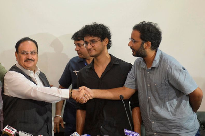 ARCHIVO -Saurav Das, vocero del Partido Janta Cucharacha, en el centro, mira mientras el también vocero Ashutosh Ranka, a la derecha, estrecha la mano del ministro indio de Salud, J.P. Nadda, en una conferencia de prensa en Nueva Delhi, India, el 25 de julio de 2026 tras la renuncia del ministro indio de Educación. (AP Foto, Archivo)