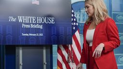La secretaria de prensa de la Casa Blanca, Karoline Leavitt, sale de la rueda de prensa en la sala de prensa James Brady de la Casa Blanca, el martes 25 de febrero de 2025, en Washington. (AP Foto/Alex Brandon)
