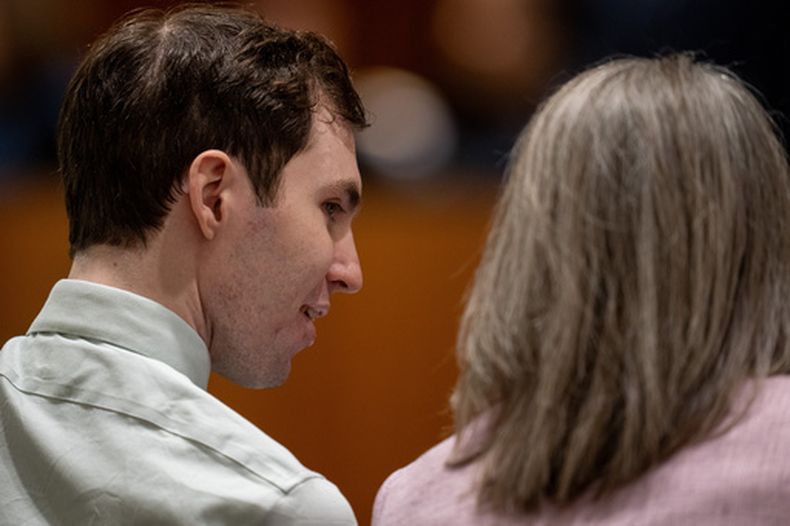 Tyler Robinson (izq) acusado de matar a Charlie Kirk, en el tribunal en Provo, Utah, el 19 de mayo del 2026. (Trent Nelson/The Salt Lake Tribune via AP, Pool)