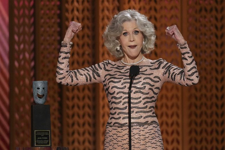 Jane Fonda acepta el premio a la trayectoria en la 31ª edición anual de los Premios SAG el domingo 23 de febrero de 2025 en el Shrine Auditorium de Los Ángeles. (Foto AP/Chris Pizzello)