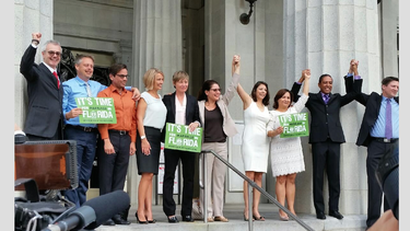 Varias parejas que demandaron al Condado  Miami-Dade para exigir la legalización del matrimonio gay posan el  lunes, 5 de enero del 2014, en las escaleras del tribunal en downtown  Miami tras la histórica decisión.
