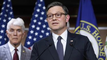 El presidente de la Cámara de Representantes de EEUU, Mike Johnson, republicano por Luisiana, habla durante una conferencia de prensa en el Capitolio, el 6 de mayo de 2025, en Washington. (AP Foto/Rod Lamkey, Jr., Archivo)