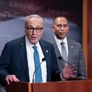 El líder de la minoría en el Senado, el demócrata Chuck Schumer, y el líder de la minoría en la Cámara de Representantes, el demócrata Hakeem Jeffries, actualizan a los reporteros luego de una reunión presencial con el presidente Donald Trump y la cúpula republicana sobre el inminente cierre de gobierno, el lunes 29 de septiembre de 2025, en el Capitolio, en Washington. (AP Foto/J. Scott Applewhite)