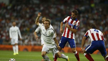 americateve | El jugador de Real Madrid, Luka Modric, centro, disputa un bal&oacute;n en un partido contra el Atl&eacute;tico de Madrid el martes, 19 de agosto  de 2014, en Madrid. (AP Photo/Andres Kudacki)