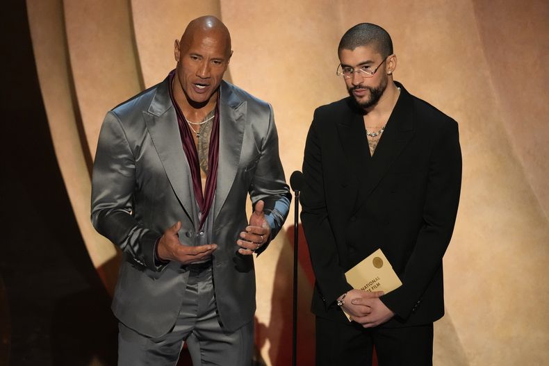 Dwayne Johnson (izquierda) y Bad Bunny presentan el Oscar a mejor largometraje internacional durante la entrega de los premios el domingo 10 de marzo de 2024, en el Teatro Dolby de Los Ángeles. (AP Foto/Chris Pizzello)