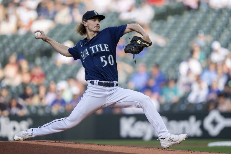 El abridor de los Marineros de Seattle Bryce Miller lanza en la primera entrada del encuentro ante los Marlins de Miami el lunes 12 de junio del 2023. (AP Foto/Stephen Brashear)