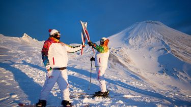 americateve | Dos personas portan la antorcha ol&iacute;mpica de los Juegos de Invierno de Sochi el martes, 12 de noviembre de 2013, en el volc&aacute;n Avachinsky, en la pen&iacute;nsula Kamchtka, Rusia. Foto suministrada por Olympictorch2014.com. (AP Photo/Olympictor