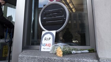Flores y un letrero afuera de las oficinas de la Agencia de los Estados Unidos para el Desarrollo Internacional (USAID, por sus siglas en inglés), el viernes 7 de febrero de 2025, en Washington. (AP Foto/Jose Luis Magana)