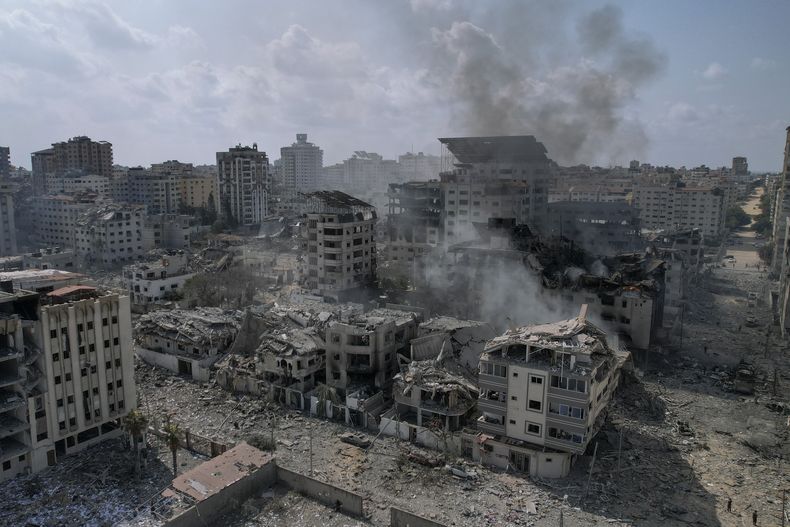 Vista de edificios reducidos a escombros por los aviones israelíes en Ciudad Gaza, martes 10 de octubre de 2023. (AP Foto/Hatem Moussa)