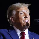 El expresidente Donald Trump habla en un acto de campaña en Hialeah, Florida, EEUU, 8 de noviembre de 2023. (AP Foto/Lynne Sladky)