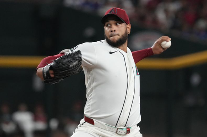 Eduardo Rodriguez, lanzador de los Diamondbacks de Arizona, lanza frente a los Dodgers de Los Ángeles durante la primera entrada del juego de béisbol de Grandes Ligas, el domingo 9 de agosto de 2026, en Phoenix. (AP Foto/Rick Scuteri)