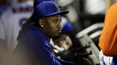 ARCHIVO - El puertorriqueño de los Mets de Nueva York, Edwin Díaz mira desde el banquillo durante la quinta entrada de un juego de béisbol ante los Bravos de Atlante, el 13 de agosto de 2023, en Nueva York. (AP Foto/Adam Hunger, archivo)