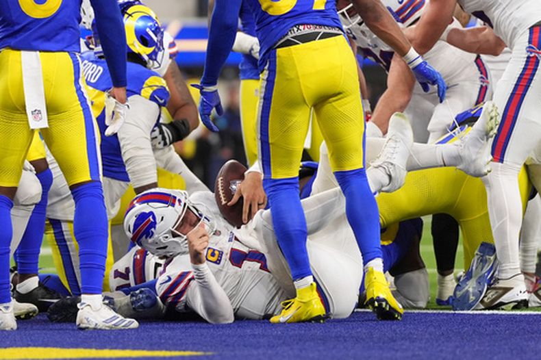 Josh Allen, quarterback de los Bills de Buffalo, anota un touchdown durante la segunda mitad del partido de la NFL ante los Rams de Los Ángeles, el lunes 12 de octubre de 2026, en Inglewood, California. (AP Foto/Gregory Bull)