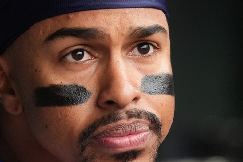 Francisco Lindor, de los Mets de Nueva York, mira hacia el campo durante la novena entrada de un juego de béisbol contra los Cachorros de Chicago en Chicago, el domingo 19 de abril de 2026. (AP Foto/Nam Y. Huh)