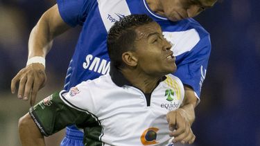 americateve | Fernando Tobio de V&eacute;lez Sarsfield, encima, disputa un bal&oacute;n con Wilson Morales de La Equidad de Colombia en el partido por la Copa Sudamericana el mi&eacute;rcoles 2 de octubre de 2013. (AP Foto/Eduardo Di Baia)