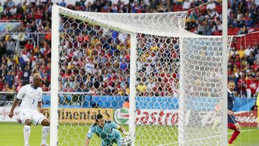americateve | El arquero de Honduras, Noel Valledares, intenta sacar la pelota del arco tras un gol de Francia en el Mundial el domingo, 15 de junio de 2014, en Porto Alegre, Brasil. (AP Photo/Jon Super)