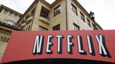 netflix adquiere pelicula de ricky gervais para 2016