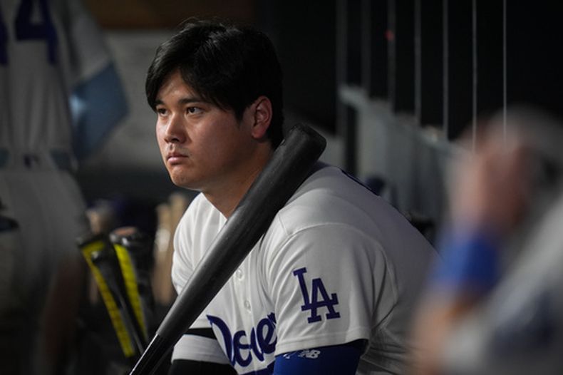 Shohei Ohtani, bateador designado de los Dodgers de Los Ángeles, observa desde la cueva el cuarto juego de la Serie de Campeonato de la Liga Nacional ante los Cerveceros de Milwaukee, el jueves 15 de octubre de 2026 (AP Foto/Gregory Bull)