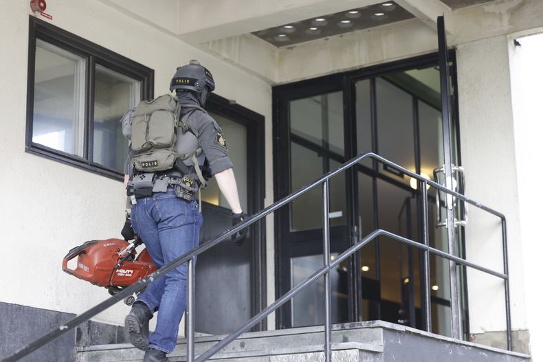 Un agente de la policía sueca llega a un edificio que alberga al Instituto Real de Tecnología en Estocolmo, Suecia, el viernes 7 de junio de 2024. (Fredrik Persson/TT News Agency vía AP)