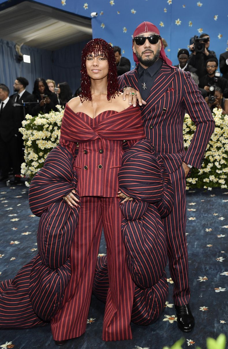 Alicia Keys, izquierda, y Swizz Beatz asisten a la gala benéfica del Instituto del Vestido del Museo Metropolitano de Arte que celebra la inauguración de la exposición Superfine: Tailoring Black Style el lunes 5 de mayo de 2025, en Nueva York. (Foto Evan Agostini/Invision/AP)