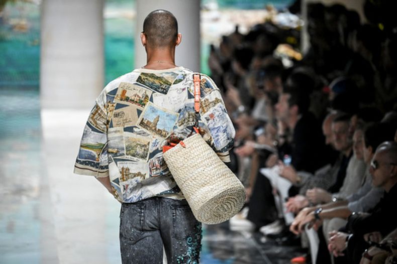 Un modelo usa un producto Dolce & Gabbana en una exhibición en Milán, Italia, el 20 de junio del 2026. (AP foto/Nicola Marfisi)