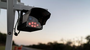 Un lector de placas de vehículos en una carretera, el 15 de octubre del 2025, en Stockdale, Texas. (AP Foto/David Goldman)
