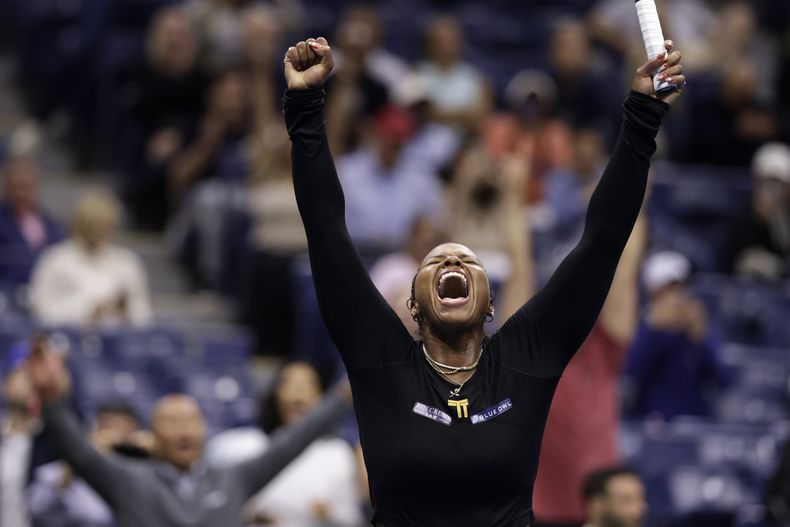La local Taylor Townsend celebra su triunfo sobre la rusa Mirra Andreeva en la tercera ronda del Abierto de Estados Unidos, el viernes 29 de agosto de 2025 (AP Foto/Adam Hunger)