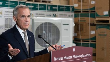 El primer ministro de Canadá, Mark Carney, anuncia un nuevo programa federal durante una visita a una fábrica de calefacción residencial y comercial, el jueves 8 de octubre de 2026, en Sherbrooke, Quebec. (Christinne Muschi/The Canadian Press via AP)