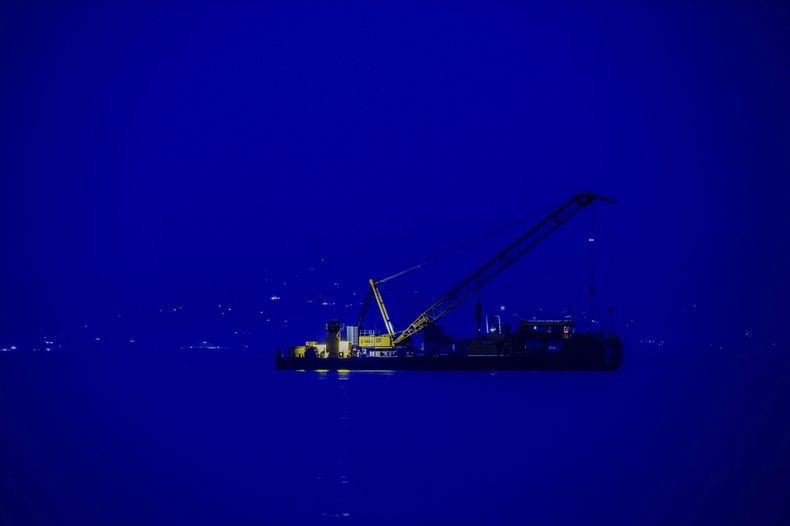 Una nave grúa monitorea el lugar en medio del mar frente a Porticello, cerca de Palermo, Sicilia, Italia, el 4 de mayo del 2025, donde se hundió el superyate británico Bayesian el 19 de agosto del 2024. (AP foto/Salvatore Cavalli)
