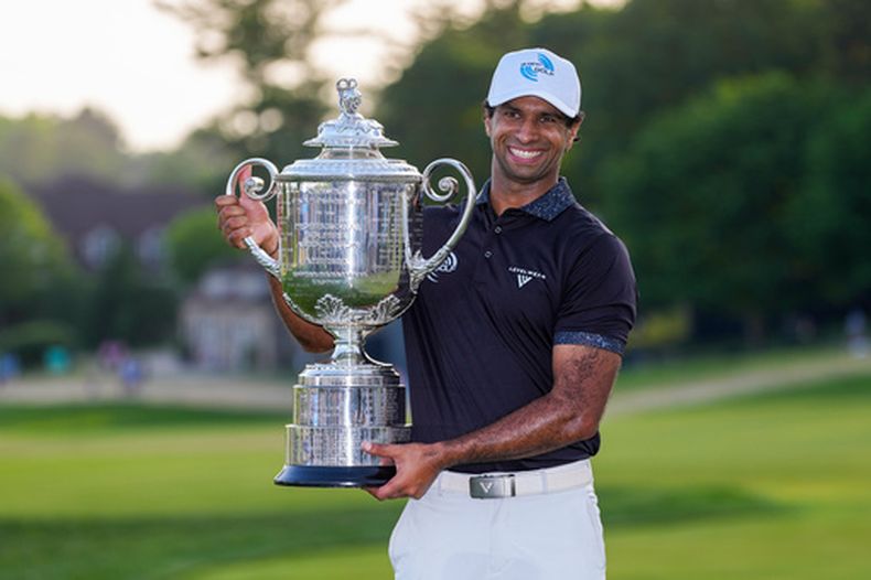 Aaron Rai sostiene el Trofeo Wanamaker tras ganar el Campeonato de la PGA, el domingo 17 de mayo de 2026, en Newtown Square, Pensilvania. (AP Foto/Matt Slocum)
