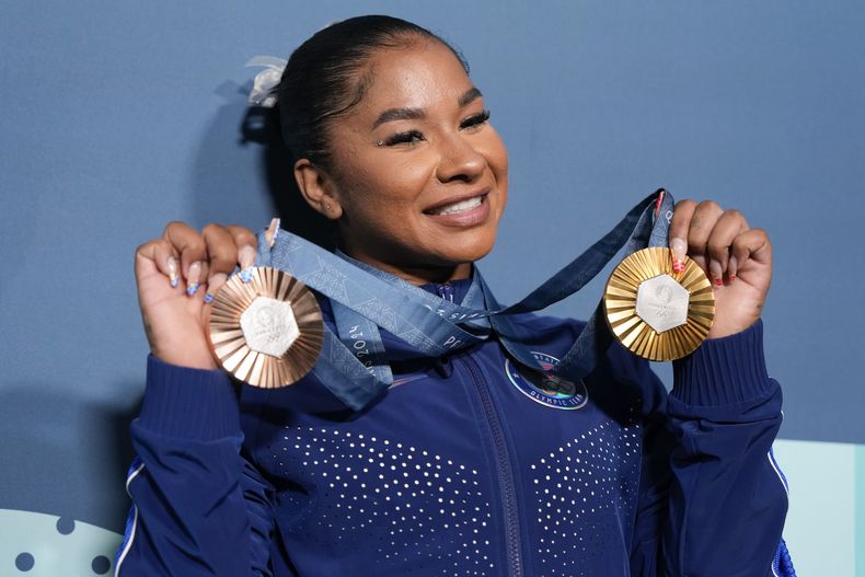 ARCHIVO - Foto del 5 de agosto del 2024, la estadounidense Jordan Chiles sostiene su medalla tras ganar la final por aparatos individuales en los Juegos Olímpicos de París. El lunes 16 de septiembre del 2024, Chiles presenta apelación ante la Suprema Corte de Suiza contra decisión del TAS de quitarle la medalla de bronce. (AP Foto/Charlie Riedel, Archivo)