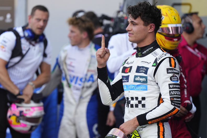 El piloto de McLaren, el británico Lando Norris, celebra su pole position después de la sesión de clasificación antes de la carrera del Gran Premio de Mónaco de Fórmula Uno en el autódromo de Mónaco en Mónaco, el sábado 24 de mayo de 2025. (AP Foto/Manu Fernández)